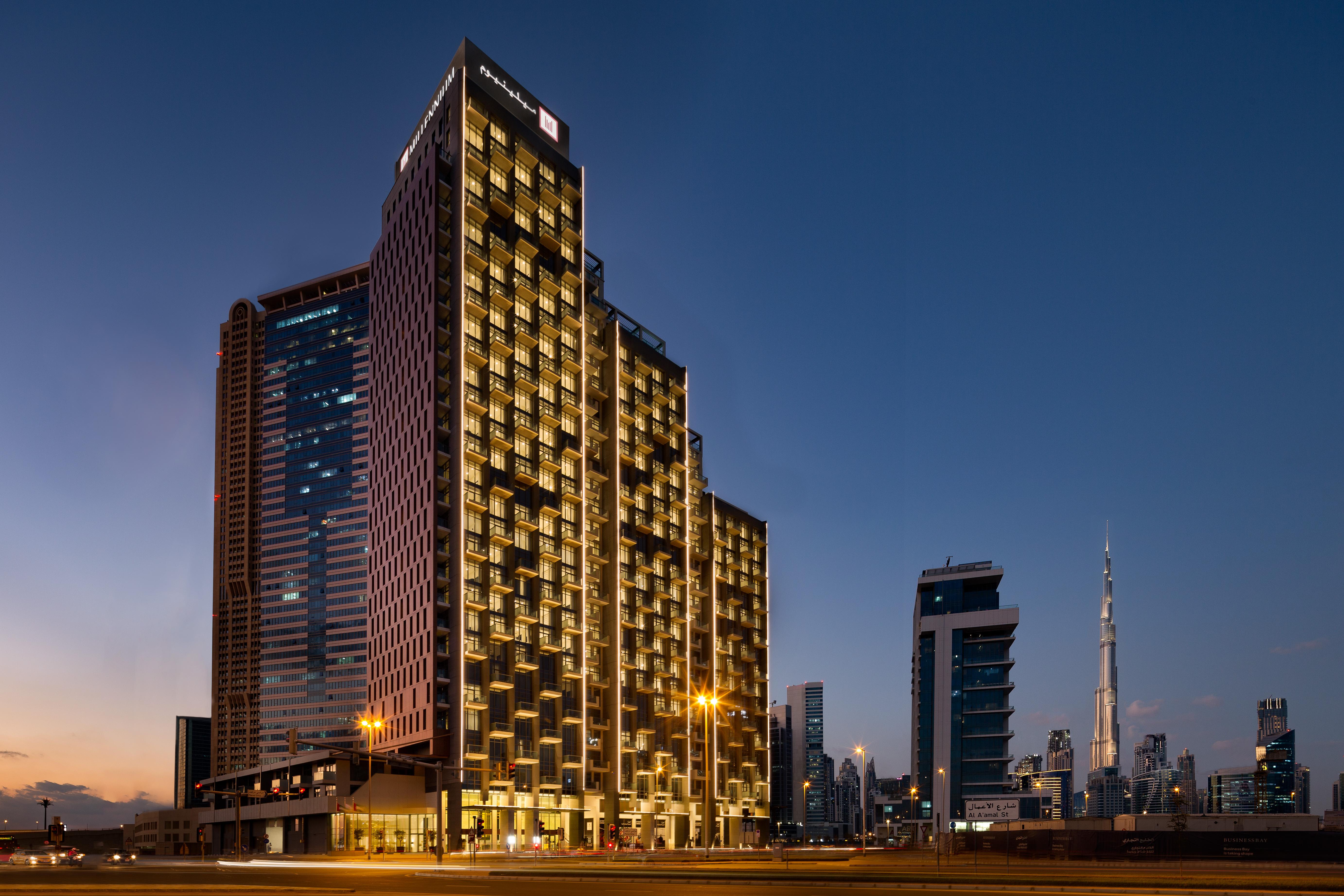 Millennium Atria Business Bay Aparthotel Dubai Bagian luar foto The hotel at night
