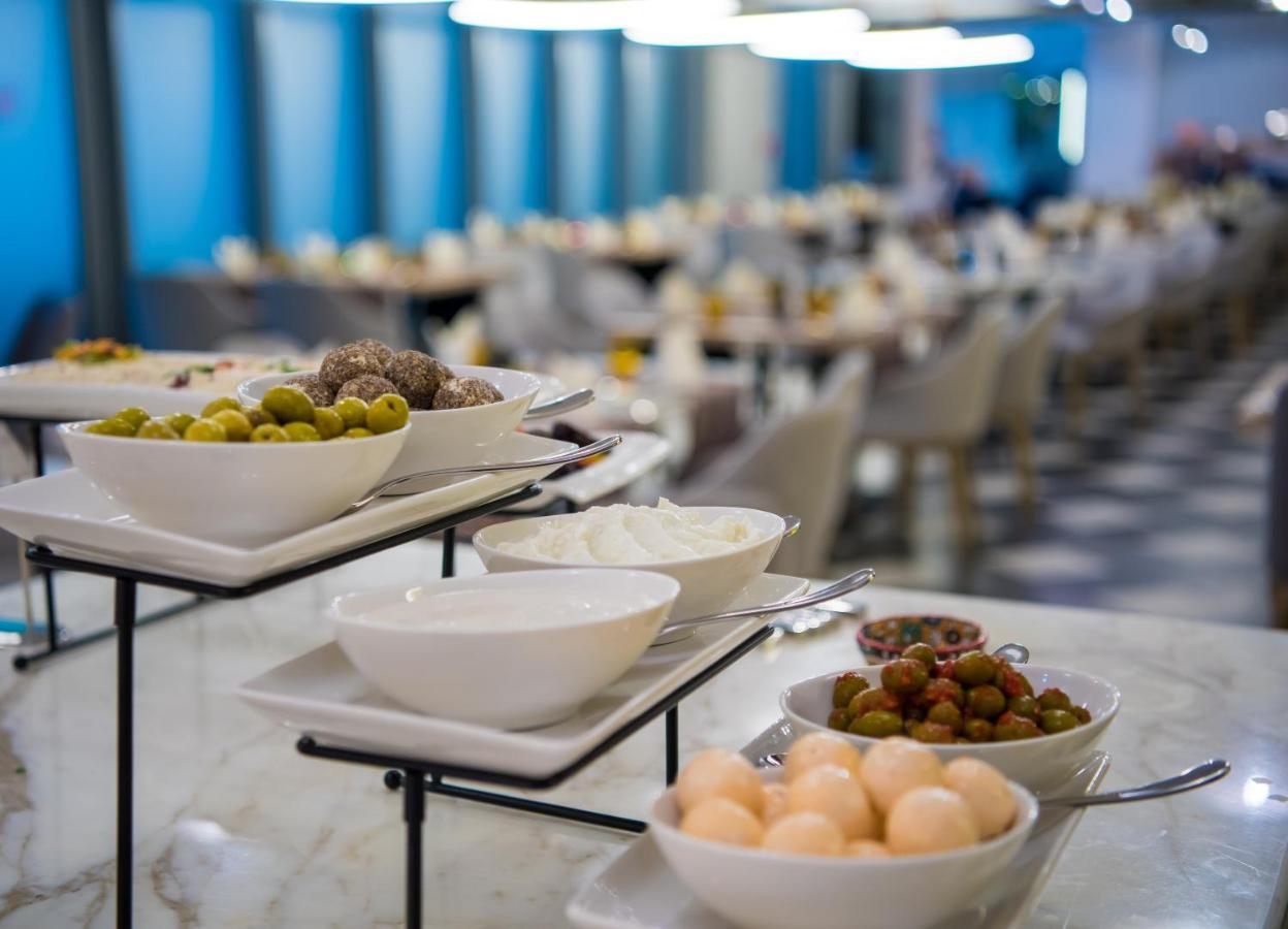 Millennium Atria Business Bay Aparthotel Dubai Bagian luar foto A buffet at a hotel