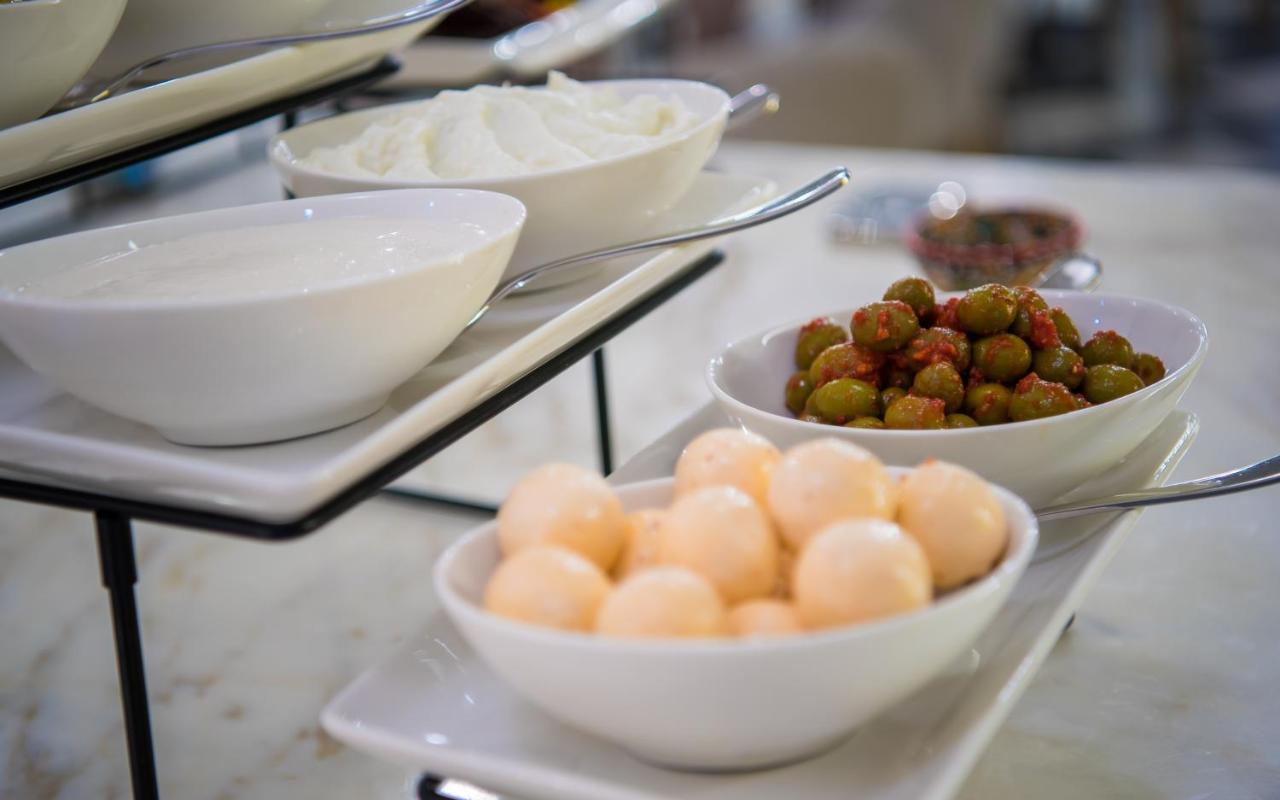 Millennium Atria Business Bay Aparthotel Dubai Bagian luar foto A selection of tapas