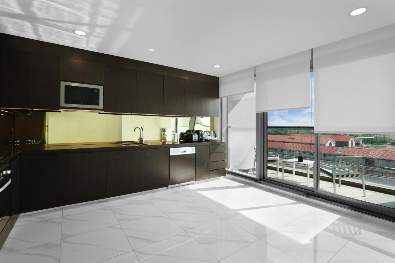 Millennium Atria Business Bay Aparthotel Dubai Bagian luar foto A kitchen with a large window
